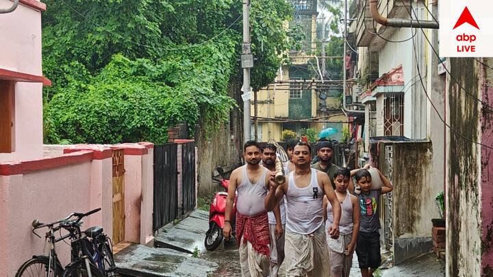 ২৬ আগস্ট সকাল ১০.৩০টা নাগাদ প্রথমে খুঁটি নিয়ে গঙ্গাস্নানের মাধ্যমে এই খুঁটি পুজো পর্ব শুরু হয়।