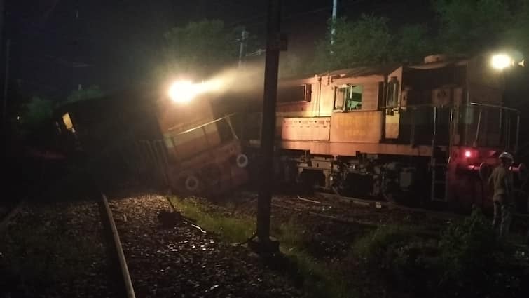 Raebareli train accident Head-on collision between goods train and railway engine Train Accident: रायबरेली में मालगाड़ी और रेल इंजन में आमने-सामने की भिड़ंत, पटरी से उतरा इंजन