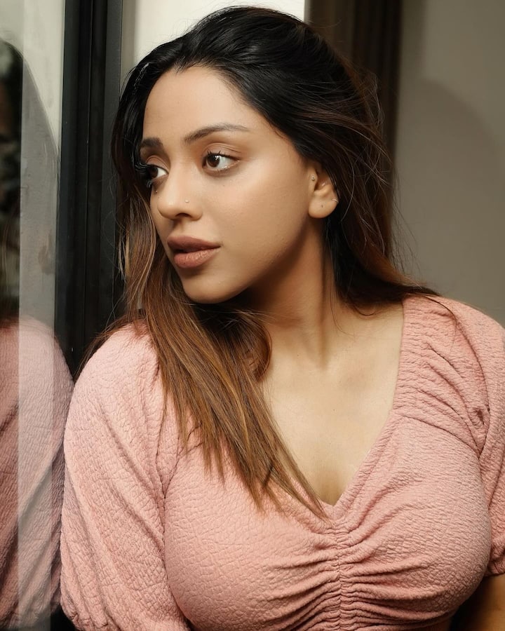 సైతాన్ లో బోల్డ్ క్యారెక్టర్ చేసిన ఈ బ్యూటీ.. సేవ్ ది టైగర్స్ సిరీస్ లో మోడ్రన్ టచ్ చూసేసరికి ప్రేక్షకులు షాకయ్యారు. అప్పటి నుంచి ఈమె గురించి తెలుసుకునేందుకు సోషల్ మీడియాలో వెతకడం స్టార్ట్ చేశారు..
