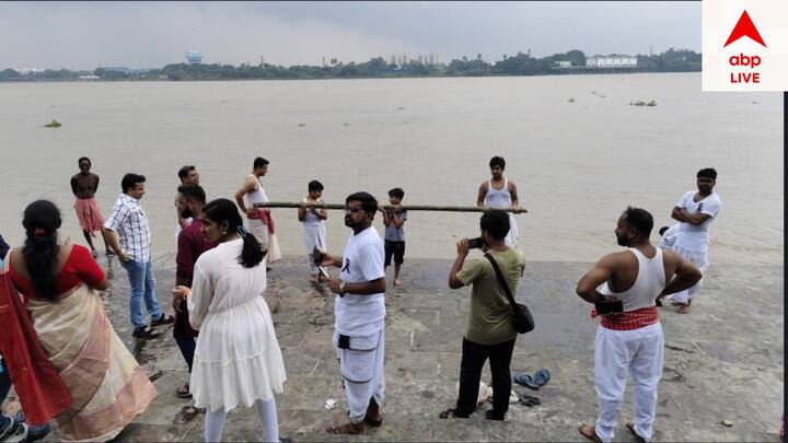 আগরপাড়ার ইলিয়াস রোডের এই পুজোতে প্রতিবছরই বেশ ভিড় হয়। ক্লাবের সাধারণ সচিব কুন্তল রায় চৌধুরী বলছেন, ''এবছর আমাদের থিম নেশামুক্তির আন্দোলন। চারিদিকে এক ভয়াবহ পরিস্থিতি তৈরি হচ্ছে। আর জি কর ইস্যুটা চোখের সামনে দেখছি আমরা। এর পেছনেও কোথায় নেশার নেতিবাচক একটা দিক রয়েছে। তাই বর্তমান প্রজন্মকে এই নেশার জায়গা থেকে সরিয়ে আনতে হবে। সেই জন্যই আমাদের এবারের উপস্থাপনা।''