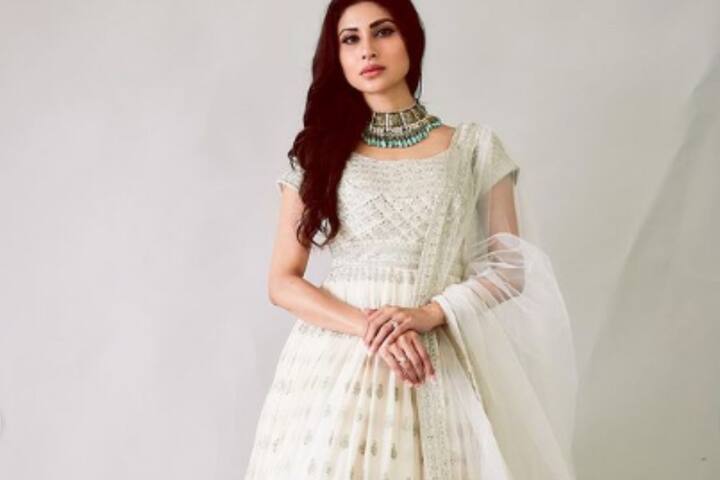 मौनी रॉय का ये गाउन आपके लुक में चार चांद लगा देगा. इसे पहनकर आप किसी हसीना से कम नहीं लगेगी.