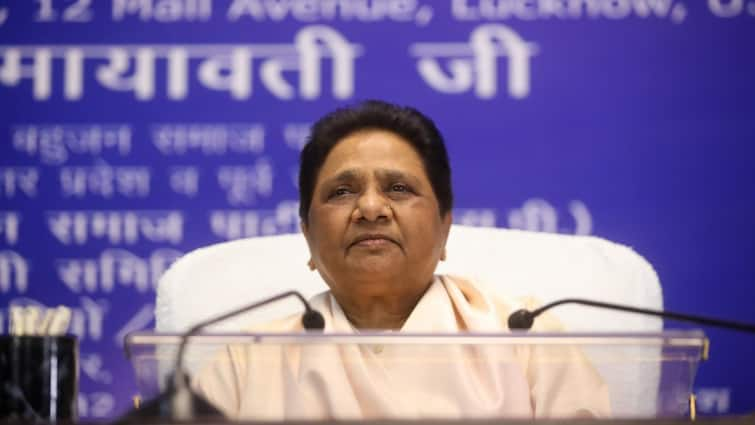 up politics Mayawati attacked BJP, also Questiones Congress and samajwadi party मायावती ने कांग्रेस, BJP को दी नई चुनौती, अब इन राज्यों में भी चुनाव लड़ेगी BSP