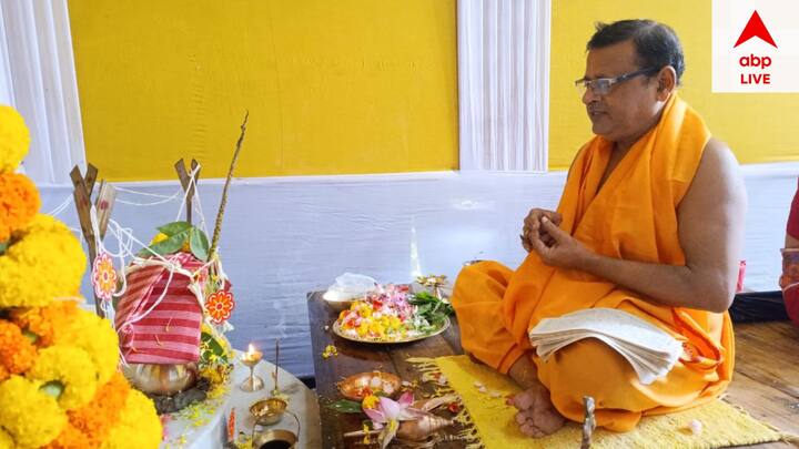 প্রতি বছরই এই ক্লাব কালীপুজোয় নতুন নতুন চমক নিয়ে আসে। এবার খুঁটিপুজোয় অবশ্য সবাই সংঘও সোচ্চার হয়েছে আর জি কর ইস্যু নিয়ে। ক্লাবের নারীরাও প্ল্য়াকার্ড নিয়ে সোচ্চার হয়েছেন।