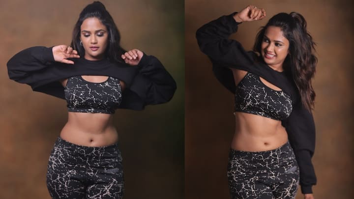 Ariyana Glory Latest Photos : బిగ్​బాస్ ఫేమ్ అరియానా గ్లోరి తన లేటెస్ట్ ఫోటోషూట్​తో మరోసారి అభిమానులను షాక్​కి గురిచేసింది. హాట్ లుక్స్​తో క్యూట్ ఎక్స్​ప్రెషన్స్​తో ఫోటోలు దిగింది.