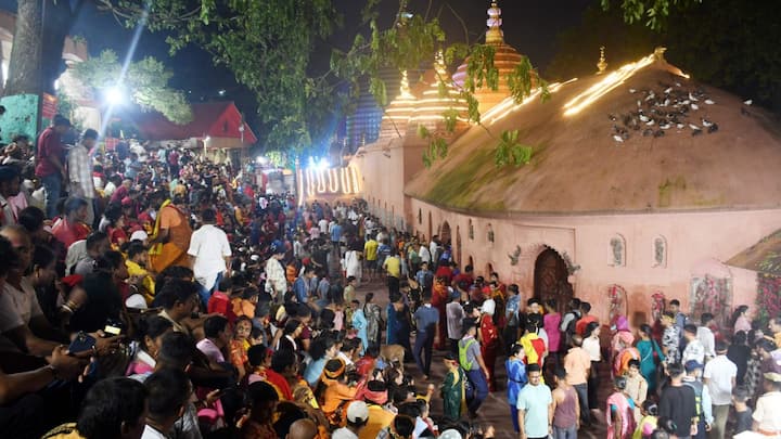 Kamakhya Temple: कामाख्या माता का मंदिर सती के 52 शक्तिपीठों में से एक है, यहां योनि की पूजा की जाती है. यहां माता की कोई मूर्ति नहीं है ना ही किसी प्रकार की कोई तस्वीर है.