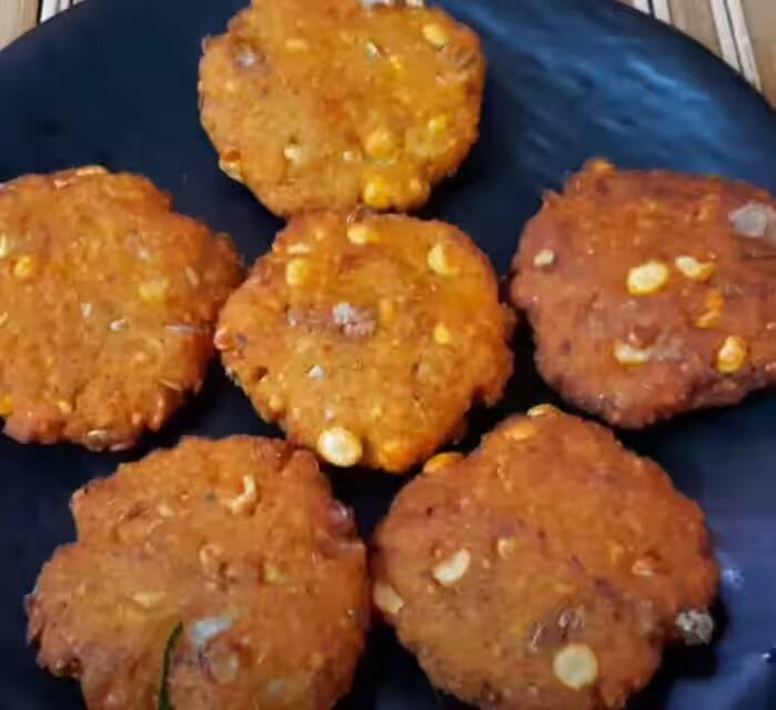 அடுத்தது கடாயில் எண்ணெய் ஊற்றி சூடானதும், துருவிய பீட்ரூட் சேர்த்து 5 நிமிடம் வதக்கவும்.