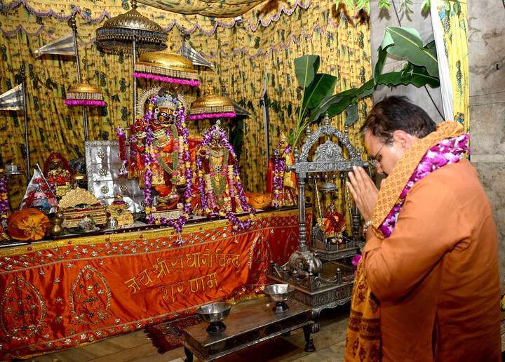 राजस्थान समेत देशभर में कृष्ण जन्माष्टमी का पर्व कल धूमधाम से मनाया गया. कृष्ण जन्मोत्सव को मनाने के लिए श्रद्धालुओं ने विशेष तैयारी की थी. कृष्ण जन्माष्टमी के बाद आज जयपुर में आराध्य देव गोविंद देव जी की शोभायात्रा निकली.