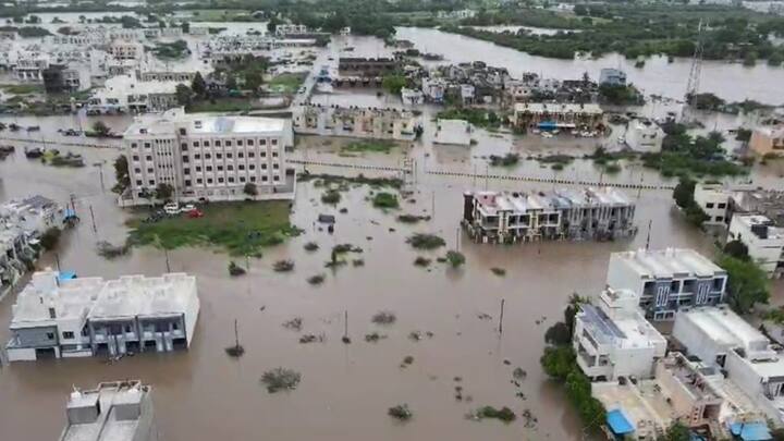 અનરાધાર વરસાદના કારણે જામનગર શહેરમાં જળબંબાકારની સ્થિતિ સર્જાઇ હતી. લાલપુર તાલુકાના નવાગામ વાડી વિસ્તારમાં ભારે વરસાદના કારણે નાના બાળકો સહિત 11 લોકો ફસાયા હોવાની જાણ થતા તેઓને રેસ્ક્યુ કરવા એરફોર્સના હેલિકોપ્ટરથી વ્યવસ્થા કરવામાં આવી હતી. પાણીમાં ફસાયેલા તમામને હેલિકોપ્ટરની મદદથી તાત્કાલિક સુરક્ષિત સ્થળે ખસેડવામાં આવ્યા હતા.