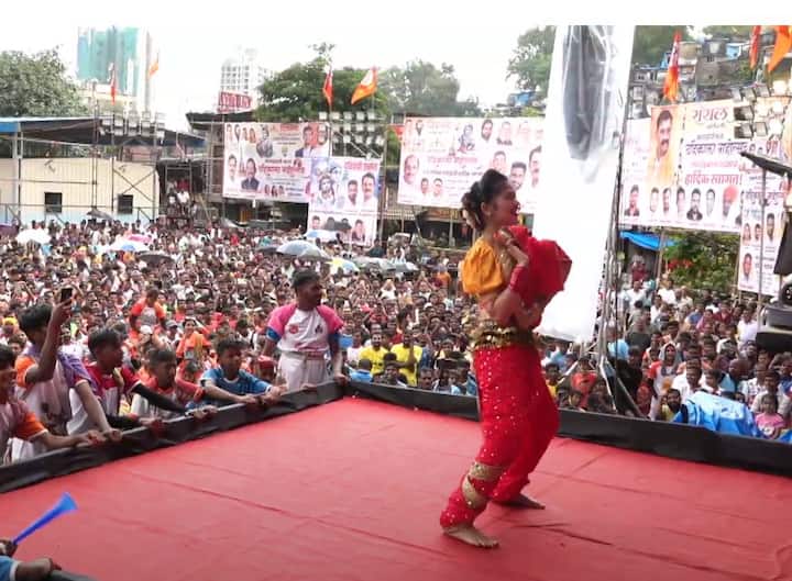 गौतमीच्या नृत्यानंतर उपस्थित असणाऱ्या गोविंदा पथकांनी देखील नृत्य करत प्रतिसाद दिला.