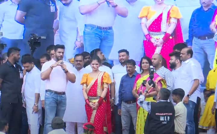 मुंबई उपनगरातील प्रसिद्ध दहीहंडी असलेल्या मागाठाणेमधील प्रकाश सुर्वे यांच्या दहीहंडीत नृत्यांगणा गौतमी पाटील देखील उपस्थिती लावली.