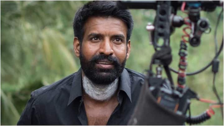 எழில் இயக்கத்தில் சூரி நடித்திருந்த படம் வெள்ளக்கார துரை. இப்படத்தில் போலீஸ் பாண்டி என்ற கதாபாத்திரத்தில் நடித்து இருந்தார்.