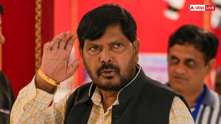 Ramdas Athawale Reaction on Mumbai Dahi Handi 2024 Celebration Reply to MVA Sanjay Raut Maharashtra Politics: रामदास अठावले बोले- 'महायुति फोड़ेगी MVA की हांडी...', NDA के सामने रखी इतनी सीटों की डिमांड