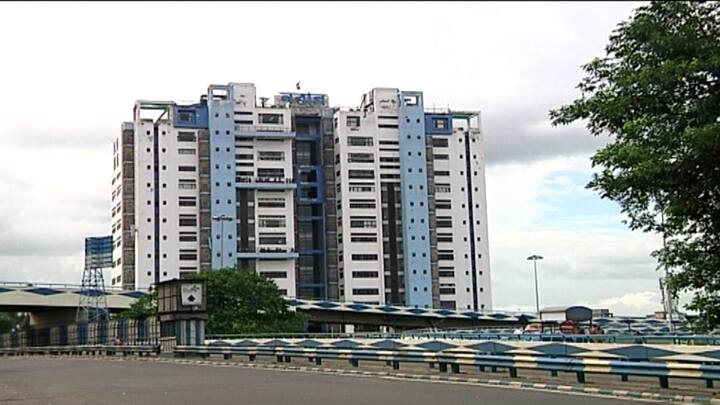 নবান্ন অভিযানের আগেই পুলিশি তৎপরতা তুঙ্গে। নবান্ন ঢোকার সমস্ত রাস্তায় ব্যারিকেড। এলাকায় টহল হাওড়ার সিপি-র। বাড়ছে উত্তাপ।