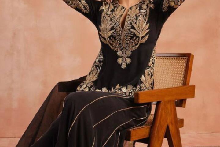 मौनी रॉय का यह ट्रेडीशनल आउटफिट पहनकर आप बला की खूबसूरत लगेगी. यही नहीं हर कोई आपको इस आउटफिट में देखकर आपकी तारीफ करेगा.