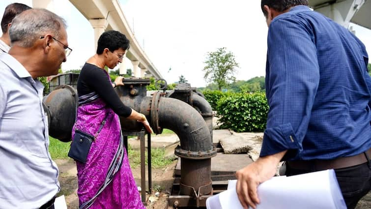 Atishi Inspects Waterlogging-Prone Area In Dhaula Kuan Atishi Inspects Waterlogging-Prone Areas In Dhaula Kuan, Asks Officials To Take Corrective Measures