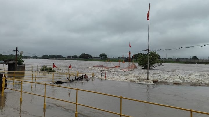 मूसलाधार बारिश के कारण जामनगर शहर में बाढ़ आ गई. रणजीतसागर रोड पर कई सोसायटियों में पानी भर गया। लालपुर में 8 घंटे में साढ़े चार इंच बारिश हुई।