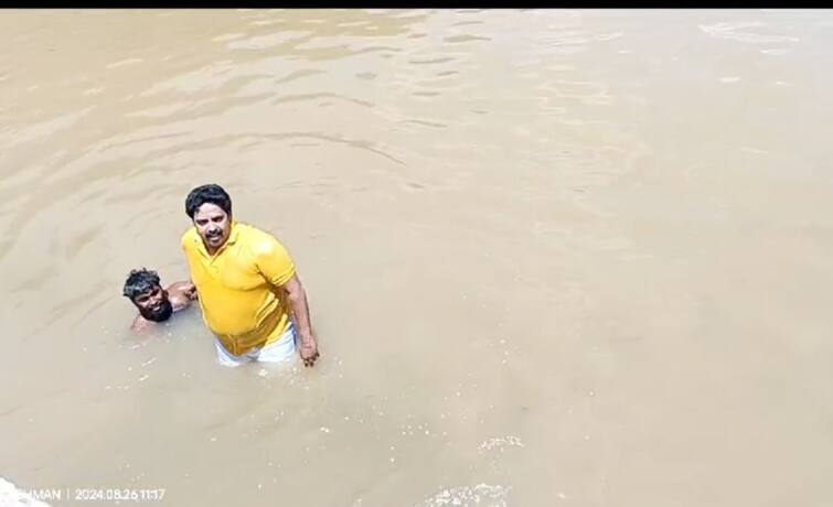 Trichy: Public demand, MLA who jumped into the drain, what is the reason. Trichy: பொதுமக்கள் கோரிக்கை; கழுத்தளவு நீரில் கள ஆய்வு செய்த எம்எல்ஏ- காரணம் என்ன?