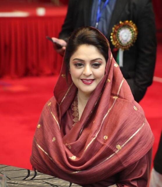 सौरव गांगुली से ब्रेकअप के बाद नगमा को साउथ इंडियन एक्टर शरथ कुमार से प्यार हो गया था. शरथ कुमार अभिनेता और सांसद हैं जब उनकी मुलाकात नगमा से हुई तो वे पहले से ही शादीशुदा थे. हालांकि दोनों को प्यार हो गया लेकिन उनके अफेयर का कोई पॉजिटिव रिजल्ट नहीं निकला. जैसे ही शरथ की पत्नी को अभिनेत्री के साथ उनके अफेयर के बारे में पता चला, उन्होंने उन्हें छोड़ दिया और जल्द ही तलाक के लिए अर्जी दी. विवाद के बाद नगमा ने शरथ से अलग होने का फैसला किया. जल्द ही शरथ ने उन्हें जान से मारने की धमकियां देनी शुरू कर दीं, जिसके कारण नगमा को साउथ में अपने फिल्मी करियर को अलविदा कहने के लिए मजबूर होना पड़ा था.