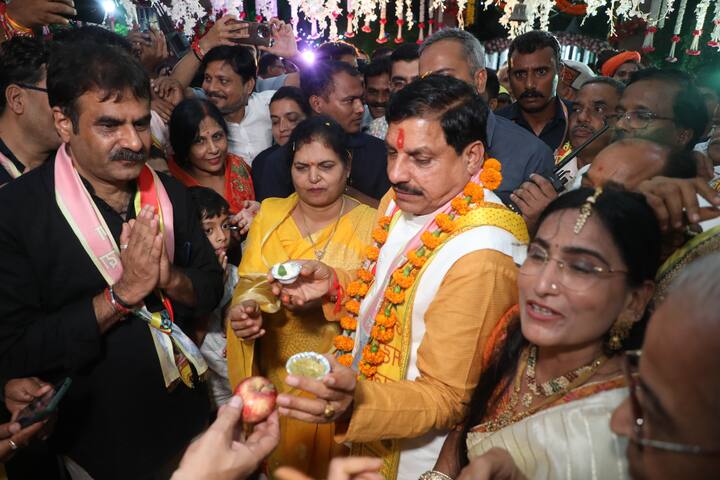 मुख्यमंत्री डॉ मोहन यादव ने पुलिस बैंड की प्रस्तुति का अवलोकन किया और प्रत्येक जवान को 10-10 हजार की प्रोत्साहन राशि देने की घोषणा की. मुख्यमंत्री संदीपनी आश्रम परिसर में स्थित भगवान शिव और बैकुंठ धाम मंदिर में भी दर्शन कर आशीर्वाद लिया.