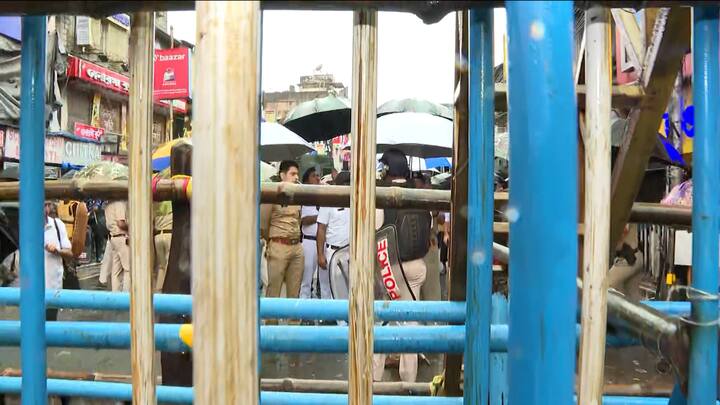 সাঁতরাগাছিতে তৈরি পুলিশ। এলাকায় মোতায়েন বজ্র বাহিনী। ব্যারিকেড টপকে কেউ ভিতরে এলে তৈরি জল কামান। রাস্তায় চলছে যানবাহন নিয়ন্ত্রণ।