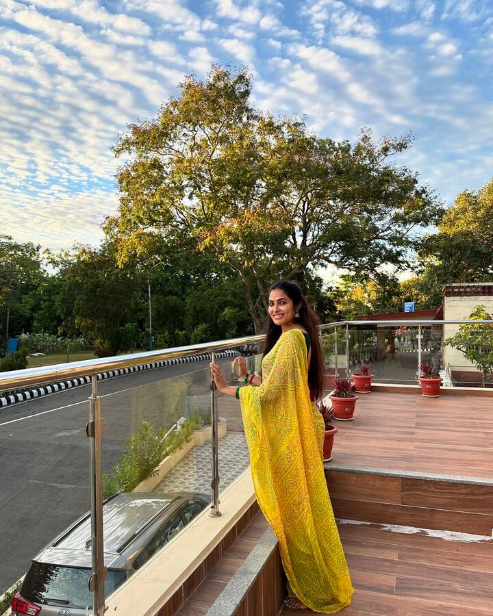 తాజాగా ఈ ముద్దుగుమ్మ షేర్ చేసిన లంగావోణీ ఫోటోలు సోషల్ మీడియాలో నెటిజన్లను ఆకట్టుకుంటున్నాయి. Photo Credit: Divi/Instagram