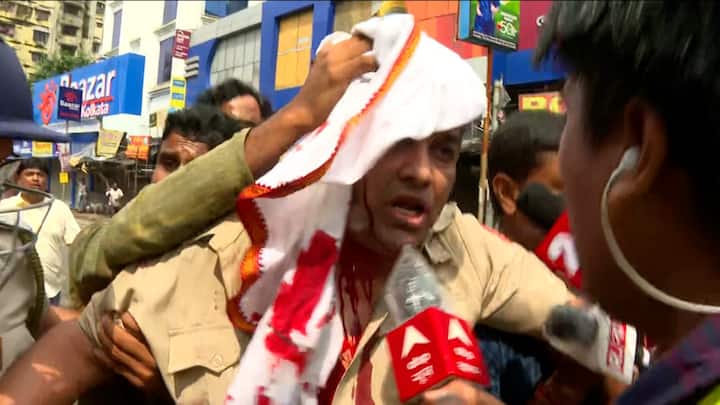 অন্যদিকে হাওড়া ব্রিজে মাথা ফাটে এক পুলিশ আধিকারিকের । তাঁকে উদ্ধার করে নিয়ে যান সাধারণ মানুষই।
