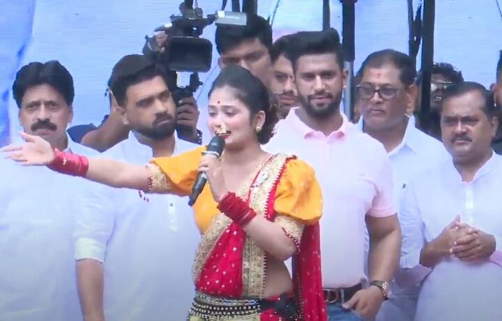 गौतमी पाटीलने नृत्य करत गोविंदा पथकांचा उत्साह वाढवला.