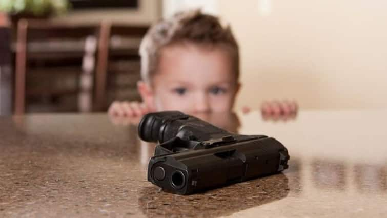 US five year Boy died Shot Himself with gun he found in his parents Bedroom US में खेलते हुए माता-पिता के बेडरूम पहुंचा बेटा, मिली लोडेड पिस्तौल, अचानक चला दी गोली और फिर...