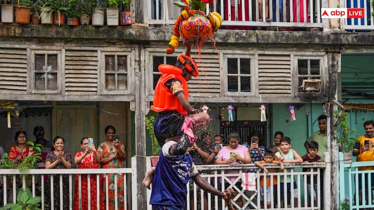 Dahi Handi 2024 Celebration in Mumbai 15 Govinda Injured Maharashtra Police increased security Dahi Handi 2024: मुंबई में दही हांडी उत्सव की धूम, प्रतियोगिता के दौरान 15 गोविंदा घायल, सुरक्षा के पुख्ता इंतजाम