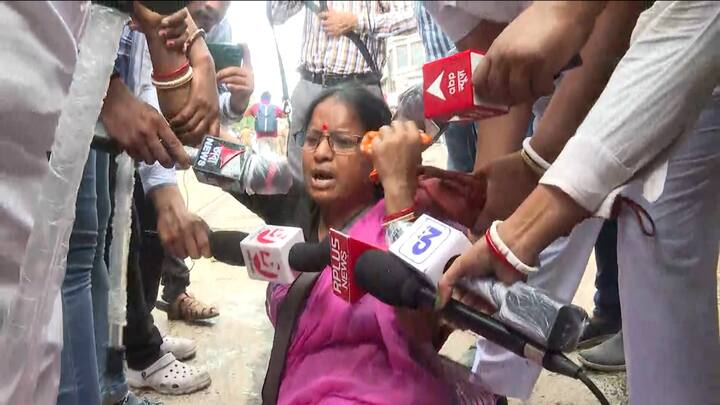 মহাত্মা গান্ধী রোডে ধর পাকড় করতে নেমে পড়েন ডিসি ইন্দিরা মুখোপাধ্যায়। সেখানে দেখা যায় এই মহিলাকে স্লোগান তুলতে । তাঁকে জোর করে তুলে নিয়ে যান পুলিশ আধিকারিক।