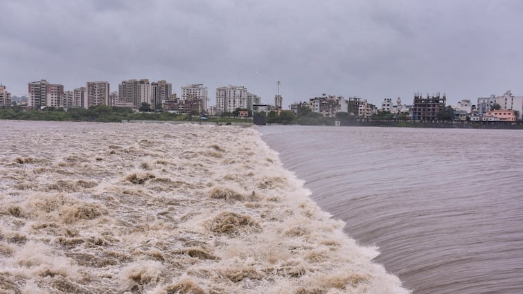 Gujarat Weather Heavy Rains Flood Vadodara Gandhinagar Bharuch Bridge collapses in Surendranagar गुजरात में बारिश का कहर, 7 लोगों की मौत, उफान पर नदियां, सुरेंद्रनगर में पुल ढहा