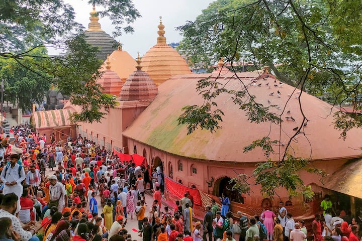 इस मंदिर को कुल तीन हिस्सों में बनाया गया है, जिसमें पहला हिस्सा सबसे बड़ा है इसमें हर कौई नहीं जा सकता वहीं दूसरे हिस्से में श्रृद्धालु माता के दर्शन करते हैं.