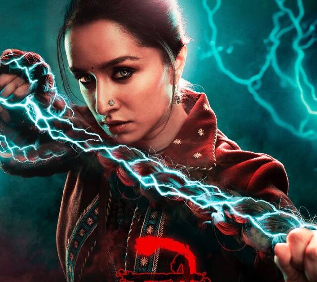 'स्त्री 2' ने बंपर ओपनिंग की थी और तब से लेकर आज का दिन है ये फिल्म बॉक्स ऑफिस पर थमने का नाम नहीं ले रही है. 'स्त्री 2' हर दिन कई करोड़ का कलेक्शन कर रही है और इसी के साथ ये फिल्म साल 2024 की सबसे ज्यादा कमाई करने वाली फिल्म भी बन चुकी है. वहीं इसने कई ब्लॉ़कबस्टर फिल्मों को भी धूल चटा दी है.