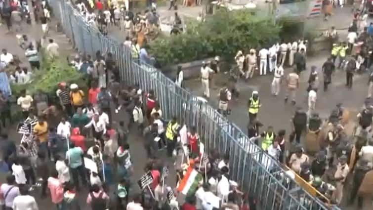 Kolkata Doctor Rape Murder Case Nabanna Abhiyan Protesters Break Through Barricades In Howrah Video Kolkata Doctor Death: 'Nabanna Abhijan' Protesters Clash With Cops In Howrah, Break Through Barricades — VIDEO