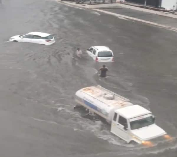 Torrential rains in Rajkot, 10 inches of rain in 10 hours, flooding conditions Rajkot Rain: રાજકોટમાં સાંબેલાધાર વરસાદ, 10 કલાકમાં 10 ઇંચ વરસતા જળબંબાકારની સ્થિતિ