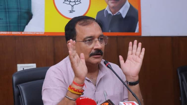 Delhi BJP state president Virendra Sachdeva targets Aam Aadmi Party ANN वीरेंद्र सचदेवा ने AAP के 'आपका विधायक आपके द्वार' अभियान पर साधा निशाना, चुनाव पर क्या बोले?