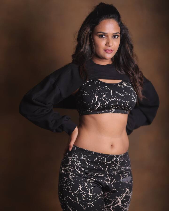 ఎప్పుడూ తన ఫోటోషూట్లతో నెటిజన్లను మెస్మరైజ్ చేసే అరియానా ఈసారి హాట్ ఫోటోషూట్తో షాక్కి గురిచేసింది. జిమ్ లుక్స్లో తాజాగా అదిరే ఫోటోషూట్ చేసింది.(Images Source : Instagram/Ariyana Glory)