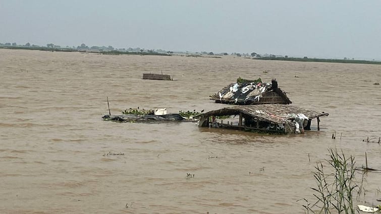 bihar flood The water level of Ganga river rising rapidly in Patna due to rain ann Bihar Flood: बिहार में गंगा नदी का जलस्तर खतरे के निशान से ऊपर, आम लोगों की मुश्किलें बढ़ीं