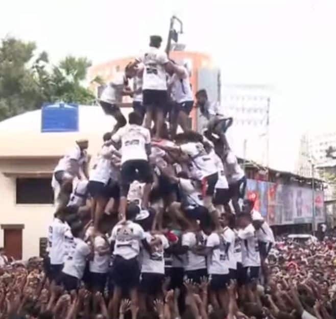जय जवान गोविंदा पथकाने पहिले 9 थर विक्रोळीत आणि त्यानंतर संकल्प प्रतिष्ठान ठाणे येथे कडक 9 थर रचत सलामी दिली.