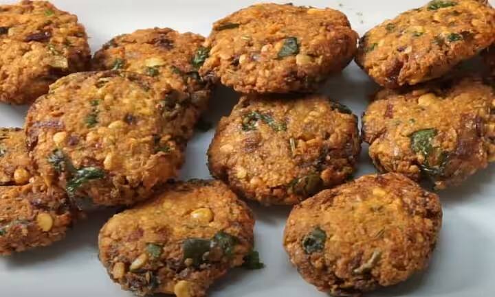 பீட்ரூட் வெந்ததும், அரைத்து வைத்துள்ள மசாலாவை சேர்த்து நன்கு கிளறிவிட்டு அடுப்பிலிருந்து இறக்கி ஆறவிடவும்.