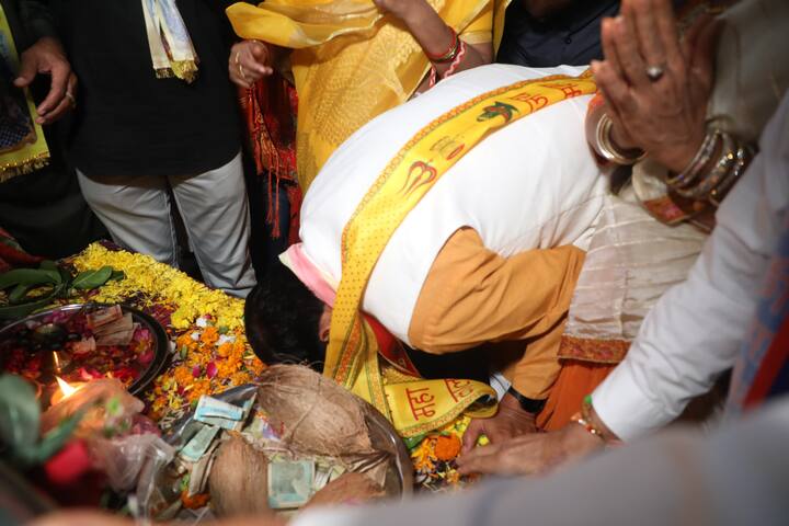 जन्माष्टमी पर्व की शुरुआत मध्य प्रदेश के अलग-अलग इलाकों से हुई थी मगर इसका समापन मुख्यमंत्री डॉ मोहन यादव की मौजूदगी में उज्जैन में हुआ.  उन्होंने सपत्नीक सांदीपनि आश्रम पहुंचकर भगवान श्री कृष्ण की पूजा अर्चना और अभिषेक किया.