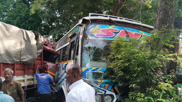Salem accident private bus collided with an Etcher truck on the Salem-Harur road -TNN சேலம் - அரூர் சாலையில்  லாரி மீது பேருந்து மோதி விபத்து - உயிர் தப்பிய பயணிகள்