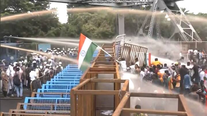 নবান্ন অভিযান ঘিরে রণক্ষেত্রের আকার নিয়েছে হাওড়া ব্রিজ। পুলিশ জলকামান দিয়ে পরিস্থিতি নিয়ন্ত্রণ আনার চেষ্টা করছে।