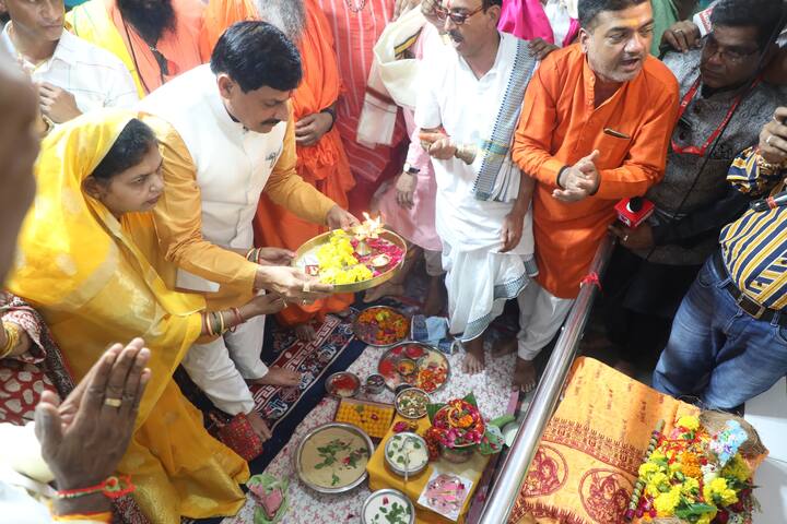 उन्होंने कृष्ण जन्माष्टमी के अवसर पर महाआरती भी की. आश्रम के पुजारी रूपम व्यास ने बताया कि मुख्यमंत्री डॉ मोहन यादव ने 