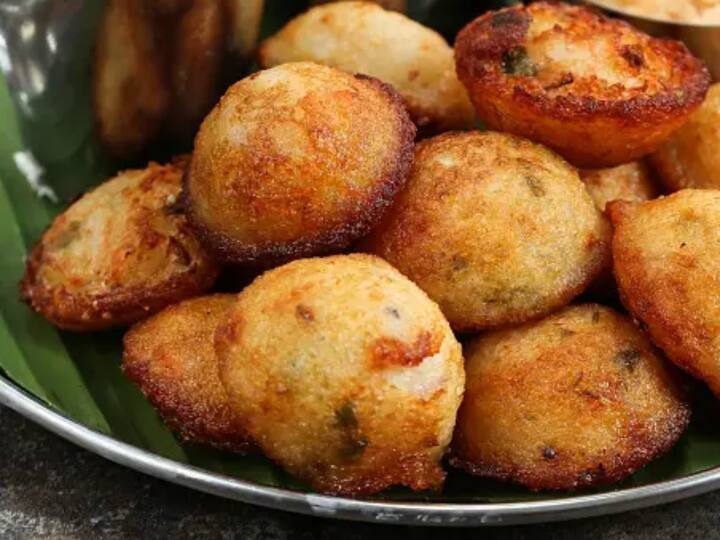 தேவையான பொருட்கள் : அன்னாசி துண்டுகள், 1/2 கப் ரவா, 1/4 கப் மைதா, சர்க்கரை 6-8 டீஸ்பூன், 1 டீஸ்பூன் நெய் அல்லது வெண்ணெய், 2 டீஸ்பூன் தயிர், 1/4 டீஸ்பூன் ஏலக்காய் தூள், உப்பு , 1/4 தேக்கரண்டி பேக்கிங் சோடா, 1/4 கப் பால்.