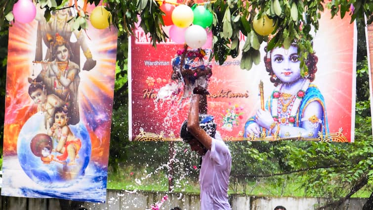 Dahi Handi Groups Break Earthen Pots To Celebrate Lord Krishna How Mumbai Celebrated Dahi Handi To Mark Janmashtami — WATCH