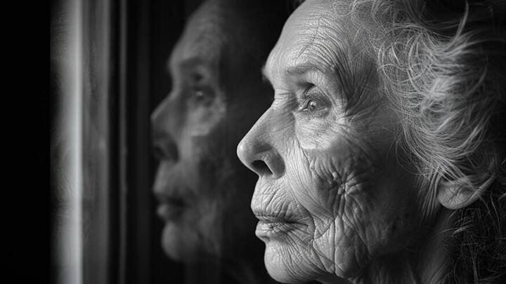 মেরুদণ্ড, উরু এবং হাতের হাড়েও Osteoporosis দানা বাঁধতে পারে। এর ফলে উচ্চতা কমে যায়। পাশাপাশি, হাঁটাচলা, বসা এবং শোয়ার ভঙ্গি ঠিক না হলেও, আকারের বিকৃতি ঘটে। শরীর ঝুঁকে পড়ে। পেশি সঙ্কোচনও ছোট হয়ে যাওয়ার অন্যতম কারণ। কার্টিলেজ ডিস্কে আঘাত থাকলে, সময়ের সঙ্গে তা পাতলা হয়ে গিয়ে ঝুঁকে পড়ি আমরা।