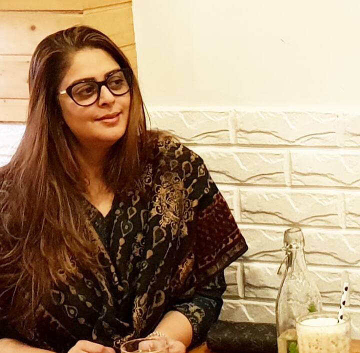 दक्षिण भारतीय फिल्मों को अलविदा कहने के बाद नगमा ने अपना ठिकाना मुंबई कर लिया और भोजपुरी फिल्मों में अपनी किस्मत आजमाने का फैसला किया. उन्होंने भोजपुरी सुपरस्टार रवि किशन के साथ कई फिल्मों में काम किया. इस बार फिर, वह शादीशुदा रवि किशन के प्यार में पड़ गई लेकिन फर्क सिर्फ इतना था कि रवि की पत्नी को उनके एक्स्ट्रा मैरिटल अफेयर से कोई दिक्कत नहीं थी. हालांकि नगमा ने कभी भी भोजपुरी स्टार के साथ अपने रिश्ते को स्वीकार नहीं किया.