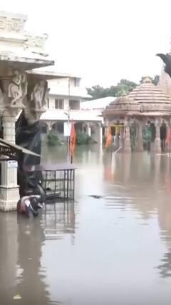 Gujarat Rains: भारी बारिश से वडोदरा के काशी विश्वनाथ महादेव मंदिर में जलभराव | ABP Shorts