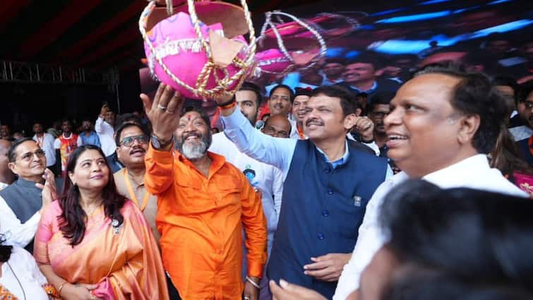 Devendra Fadnavis Deputy CM BJP On Dahi Handi Maharashtra Assembly Elections ANN दही हांडी के मंच पर डिप्टी CM फडणवीस के साथ दिखे MNS नेता, राज ठाकरे को लेकर चर्चा तेज